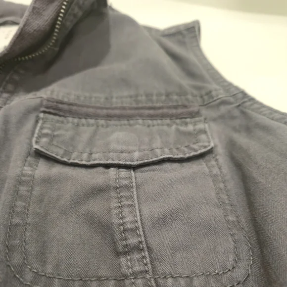 Sleeveless Zip-Up Vest - Picture 3 of 11
